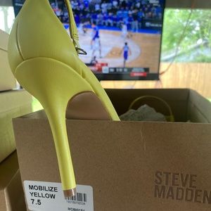 Steve Madden Mobilize Yellow Size 7 1/2.